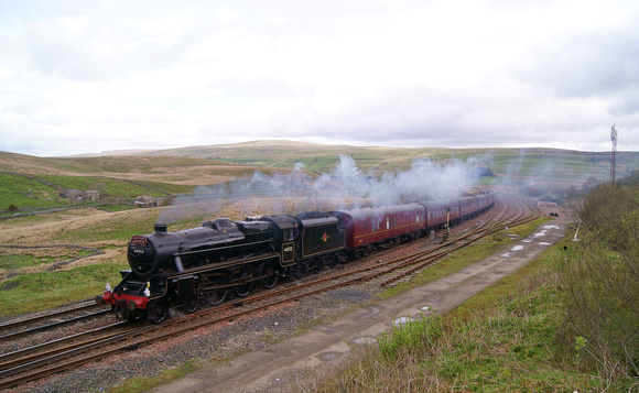 Stanier 'Black 5' 44932 at Garsdale on the 'Fylde Coast Express' 22/05/13