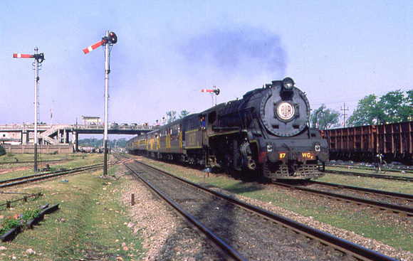 WG class approaching Ranchi with ng tracks on the left forming a nice diamond crossing of the BG