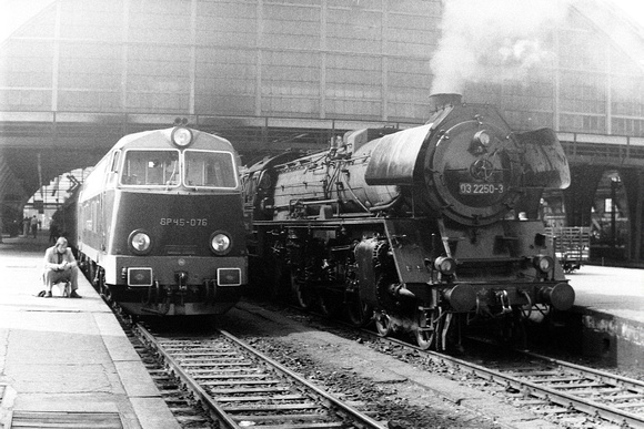 BR03 pacific 03.2250 at Berlin Ostbahnhof with Polish SP45 diesel