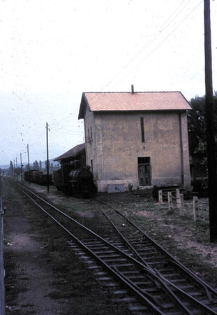 83 class shunting at a wayside station between Dubrovnik and Caplinja
