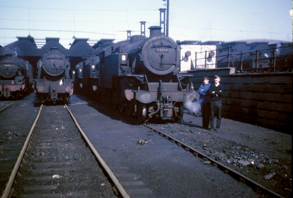 42104 stands at the south end of the shed - an area where the tanks for the Paddington trains were traditionally kept