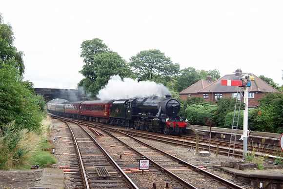 48151 passing through Helsby on 25.08.10 on way to the North Wales Coast